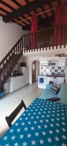 un salon avec une table et une cuisine dans l'établissement LES BOUGAINVILLIERS - Appt 4 pers Vue dégagée proche plage - Parking, à Saint-Cyprien