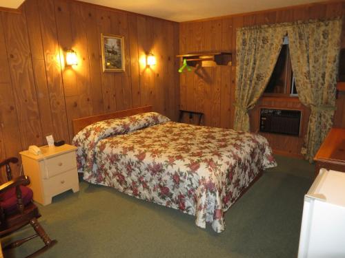 Voodi või voodid majutusasutuse Travelers Inn Motel toas