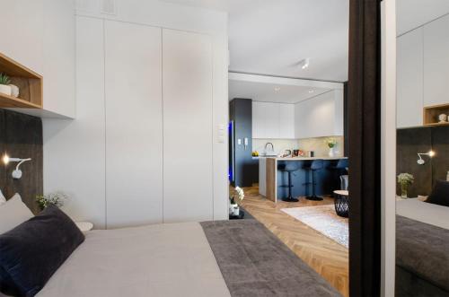 1 dormitorio con 1 cama grande y cocina en SKY Home- Sunset Penthouse -Neopolis, Centrum, Klimatyzacja, Parking Dostęp na Kod en Lodz