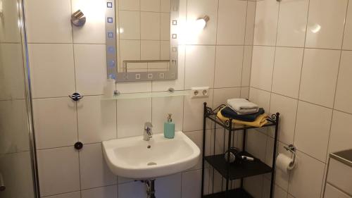 Kylpyhuone majoituspaikassa Ferienhaus Astrid Lindgren