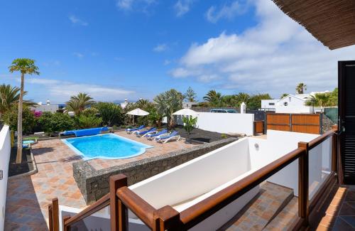Skats uz peldbaseinu naktsmītnē Stunning 4-Bed Villa in Playa Blanca vai tās tuvumā