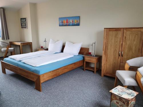 1 dormitorio con 1 cama grande con colchón azul en Koje No. 6, en Waren