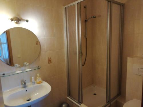 a bathroom with a shower and a sink at Gaststätte & Pension Zum Türmer in Annaberg-Buchholz