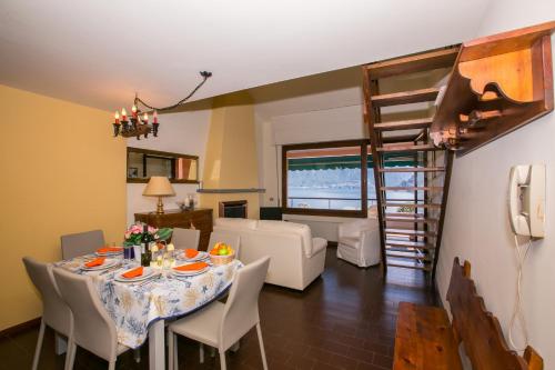 jadalnia i salon ze stołem i krzesłami w obiekcie Cadenabbia Vista Lago w mieście Cadenabbia