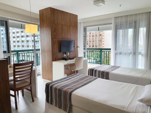 巴西利亞的住宿－費歐遜赫普拉斯酒店，酒店客房设有两张床和电视。