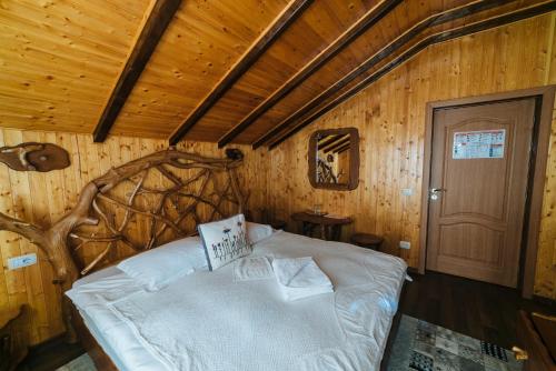 מיטה או מיטות בחדר ב-Popas Dumbravita