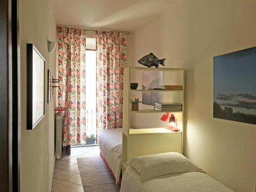 een kleine slaapkamer met een bed en een raam bij MammaMia in Bergamo