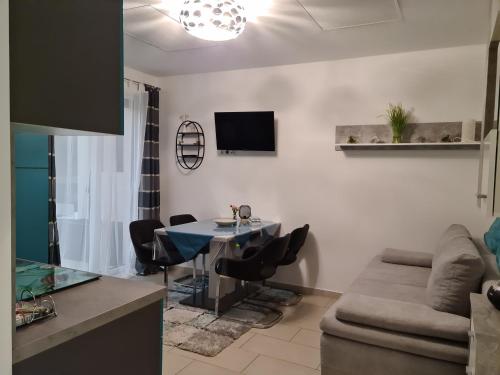 Televízia a/alebo spoločenská miestnosť v ubytovaní Beutlich's Wörtherseeappartements