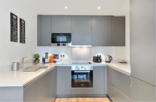 A kitchen or kitchenette at Pinnacle Apartments
