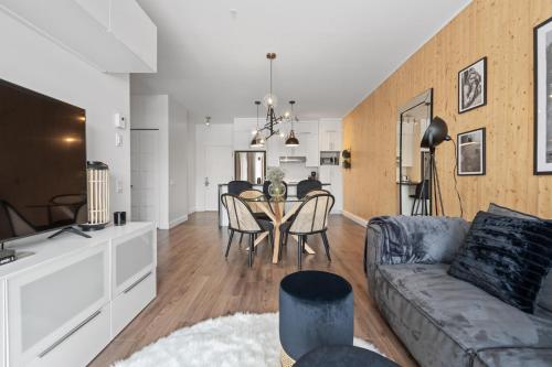 a living room with a table and a couch at INITIAL -CLASSE S- Centre-ville de Québec +stationnement in Quebec City