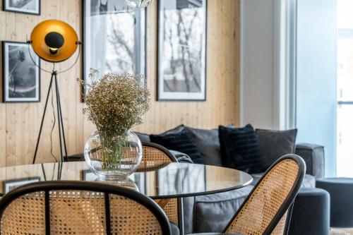a dining room with a glass table and chairs at INITIAL -CLASSE S- Centre-ville de Québec +stationnement in Quebec City