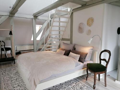Postel nebo postele na pokoji v ubytování Loft "im Alten Pfarrhaus"