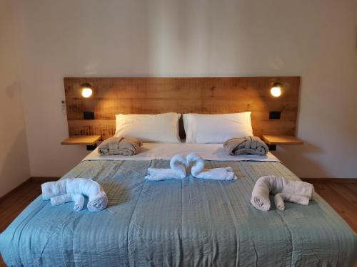 una camera da letto con un letto e asciugamani di Appartamento Calypso a Senigallia