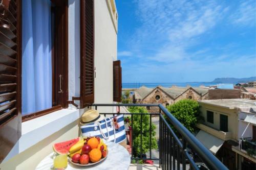 eine Schale mit Obst auf einem Tisch auf einem Balkon in der Unterkunft Diamond Luxury Suites in Chania