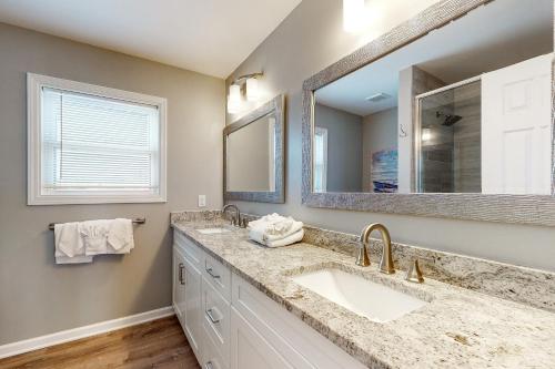 ein Badezimmer mit Waschbecken und Spiegel in der Unterkunft Heavenly Days by Meyer Vacation Rentals in Fort Morgan