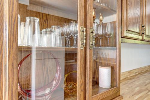 un mobile in legno con bicchieri e piatti di Chalet le Harfang- SPA-Bord Lac Beaulac by Galaxia a Chertsey
