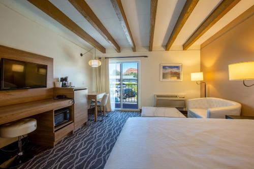 Habitación de hotel con cama y TV en Dreamcatcher Inn of Sedona, en Sedona