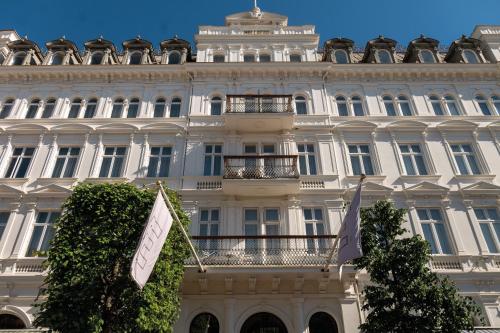 un gran edificio blanco con una bandera delante de él en Elite Hotel Mollberg, en Helsingborg