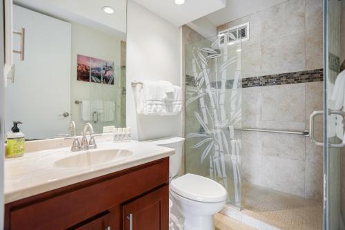 een badkamer met een toilet, een wastafel en een douche bij Cliffs Escape in Princeville