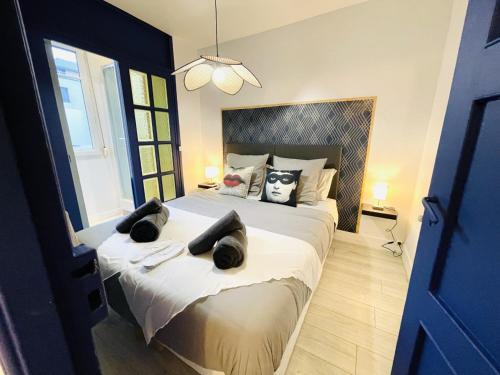 a bedroom with two beds with a dog pillow on them at La Suite Beauvaisienne, T2 hyper centre in Beauvais