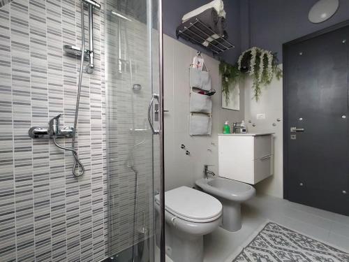A bathroom at Il Trifoglio: sobrio ed accogliente trilocale