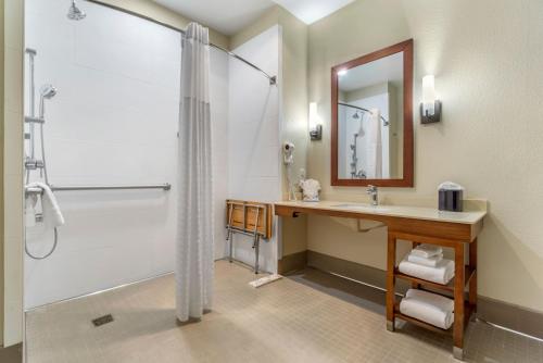 Ett badrum på Comfort Inn & Suites Lakewood by JBLM