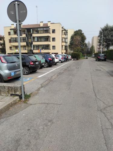 a parking lot with a lot of parked cars at Appartamento Padova zona strategica in Padova