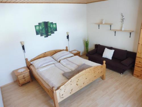 Tempat tidur dalam kamar di Ferienwohnung Hohengaßner