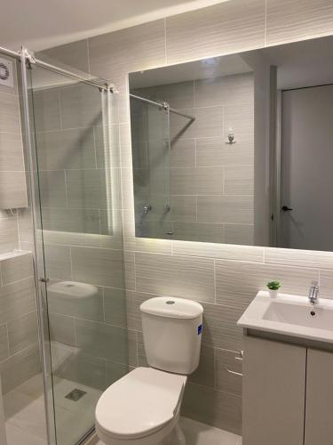 a bathroom with a toilet and a shower and a sink at Apartamento Nuevo Hermosa Vista in Ibagué