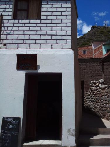 イルヤにあるHOSTAL LUPITAの看板が付いた建物