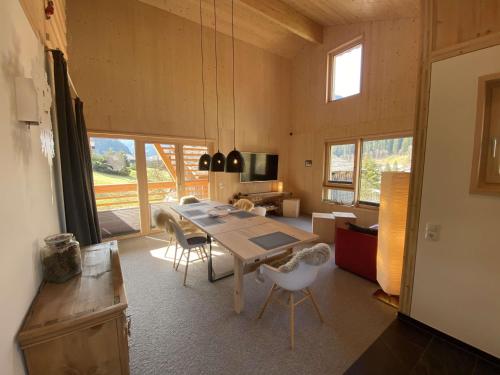ein Esszimmer mit einem Tisch und Stühlen in einem Zimmer in der Unterkunft Villa Smilla in Gaschurn