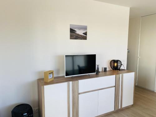 einen Flachbild-TV auf einem Tisch in der Unterkunft Hemisphere, Appartement neuf avec ascenseur proche de Carnac Centre in Carnac