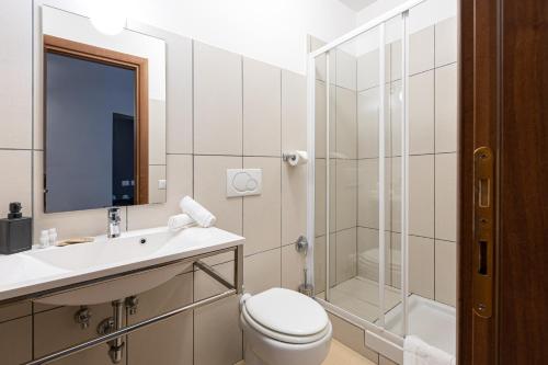 łazienka z toaletą, prysznicem i umywalką w obiekcie San Lorenzo Rooms w Rzymie