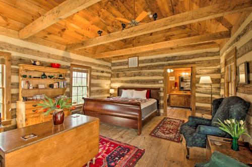 Photo de la galerie de l'établissement Lovely Wooded Cabin with Numerous Trails On-Site!, à Earlysville