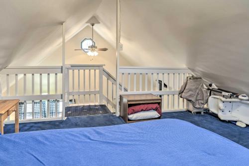 Postel nebo postele na pokoji v ubytování Mountain Retreat with Loft, Fire Pit, and Grill