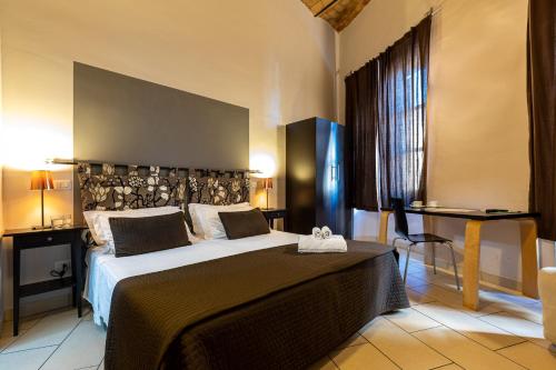 sypialnia z dużym łóżkiem w pokoju w obiekcie San Lorenzo Rooms w Rzymie