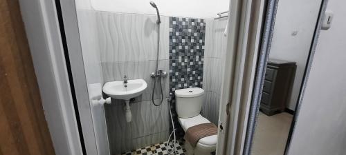 uma pequena casa de banho com lavatório e WC em Smart Tlogomas Syariah em Malang