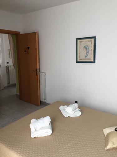 two towels on a bed in a room at casa-zino in Miggiano