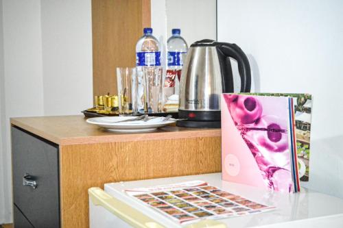 Příslušenství pro přípravu čaje a kávy v ubytování Hikaya studios