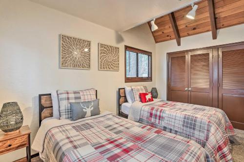 Tempat tidur dalam kamar di Woodsy Twin Peaks Getaway with Hot Tub and Views!