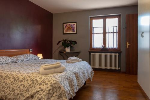 スポレートにあるLa Dimora di Gildaのベッドルーム1室(ベッド1台、タオル2枚付)