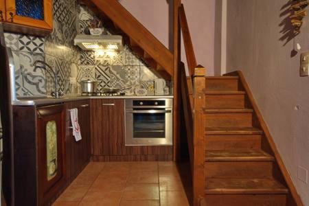 eine Küche mit einer Treppe, die zu einer Küche mit einem Herd führt in der Unterkunft ORFEAS HOUSE 2 in Patitiri