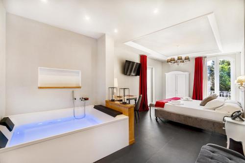 um quarto com uma grande banheira num quarto em Itria Palace em Ragusa