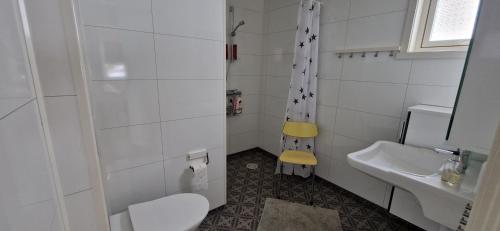 A bathroom at Frydenlund