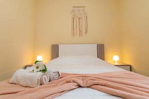 sypialnia z łóżkiem z różowym kocem w obiekcie Furnas Cozy Inn w mieście Furnas