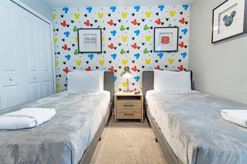 En eller flere senger på et rom på Modern Four Bedrooms Townhouse Retreat Close to Disney and Outlets at Le Reve Resort (214821)