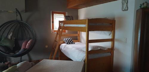 - une chambre avec des lits superposés dans l'établissement Villa avec piscine 14 couchages, à Charleval