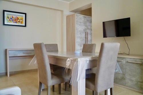 a dining room with a glass table and chairs at Hotel Roscianum Welness SPA in Rossano