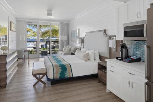 Una cama o camas en una habitación de The Capitana Key West