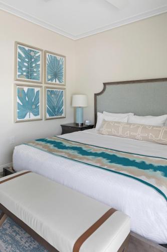 Una cama o camas en una habitación de The Capitana Key West